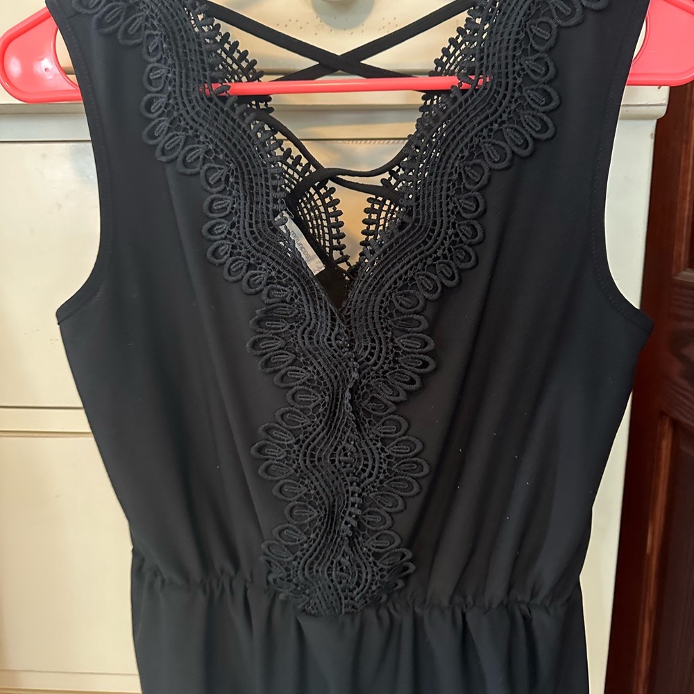 Beautiful black blouse sleeveless. Size extra small used in great condition